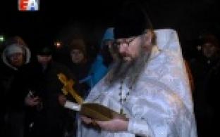 Первоуральцы отметили один из главных православных праздников - Крещение Господня и покупались в проруби