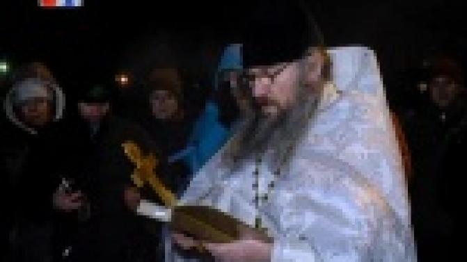 Первоуральцы отметили один из главных православных праздников - Крещение Господня и покупались в проруби