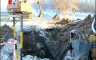 В Первоуральске ликвидируют последствия утечки на перекрёске улиц Комсомольская и Корабельный проезд