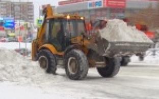 Первоуральск продолжают вызволять из снежного плена.