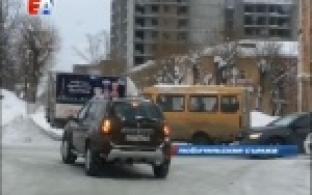 Две Газели - пассажирская и грузовая столкнулись на перекрестке Папанинцев и Ватутина