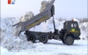 Снег с городских улиц коммунальщики вывозят на специально оборудованные площадки