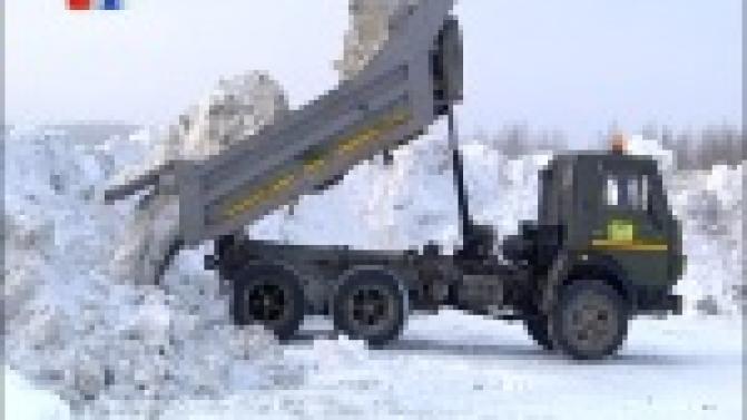 Снег с городских улиц коммунальщики вывозят на специально оборудованные площадки