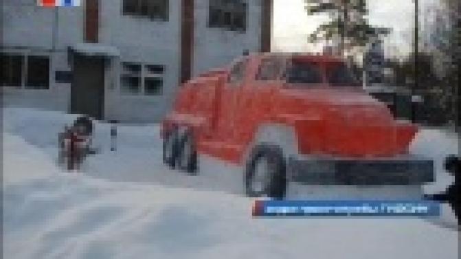 Под Первоуральском создали пожарную машину из снега и льда