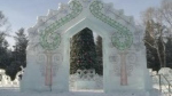 Ледовый городок в парке можно сравнить с произведением искусства