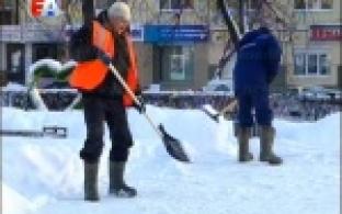 На центральной площади в чаше фонтана продолжают подготавливать каток