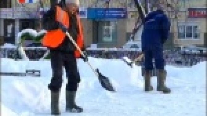 На центральной площади в чаше фонтана продолжают подготавливать каток