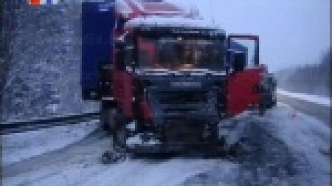 Три человека погибли в результате дорожной аварии на трассе Екатеринбург-Пермь
