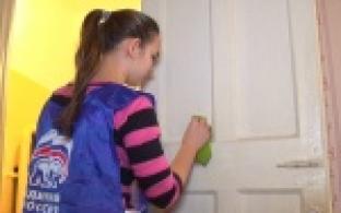 В честь дня матери депутаты гордумы, а также представители молодой гвардии отправились поздравлять пожилых жительниц Первоуральска