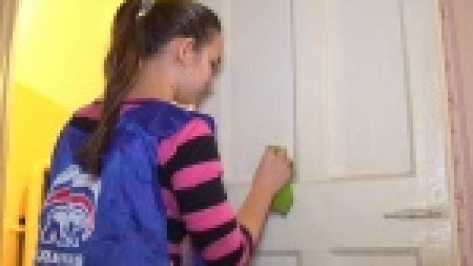 В честь дня матери депутаты гордумы, а также представители молодой гвардии отправились поздравлять пожилых жительниц Первоуральска