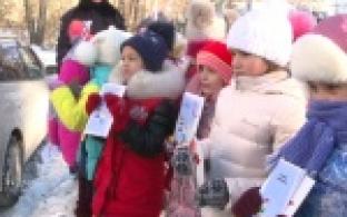 Сотрудники ГИБДД совместно с первоклассниками сегодня провели акцию "С мамой безопасно"