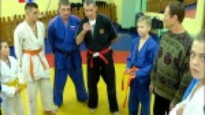 Первоуральцам показали чем самооборона отличается от спортивных соревнований и как можно быстро и эффективно предотвратить агрессию на улице