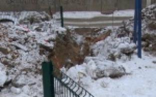 Жители одного из домов на пр. Космонавтов боятся выпускать детей на улицу