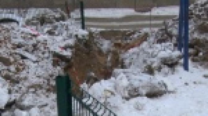Жители одного из домов на пр. Космонавтов боятся выпускать детей на улицу