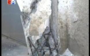 Фиолетовая семёрка влетела в подъезд жилого дома