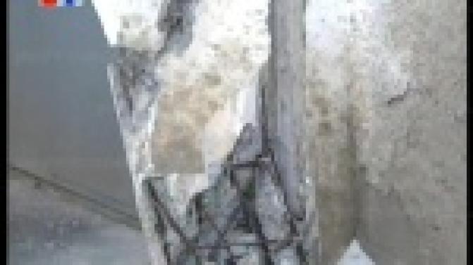 Фиолетовая семёрка влетела в подъезд жилого дома