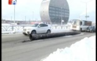 Труба мешала сегодня движению автомобилей на перекрёстке Ленина-Космонавтов