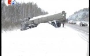 Непростые погодные условия и невнимательность одного из водителей стали причиной столкновения "Газели" и фуры