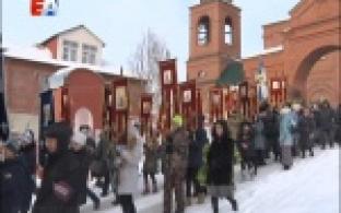 Несколько километров пешком преодолели сотни первоуральцев