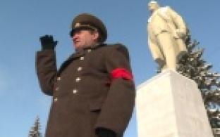 Первоуралец надел военную форму и встал у памятника Ленину, чтобы поздравить горожан с праздником, который похоже уже мало кто отмечает