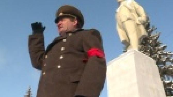 Первоуралец надел военную форму и встал у памятника Ленину, чтобы поздравить горожан с праздником, который похоже уже мало кто отмечает