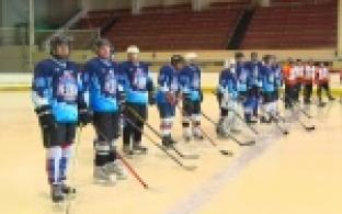 Любители игры в хоккей с шайбой сразились за золото