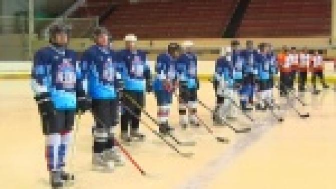 Любители игры в хоккей с шайбой сразились за золото