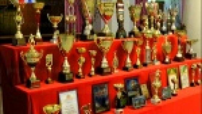 Футбольная команда "Динур" стала лучшей в этом сезоне