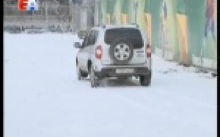 На стадионе "Уральский Трубник" приступили к работам по подготовке льда