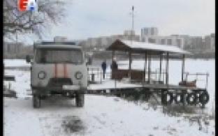 На тонком льду Верхнего пруда оказались трёхлетняя девочка и её семилетний брат