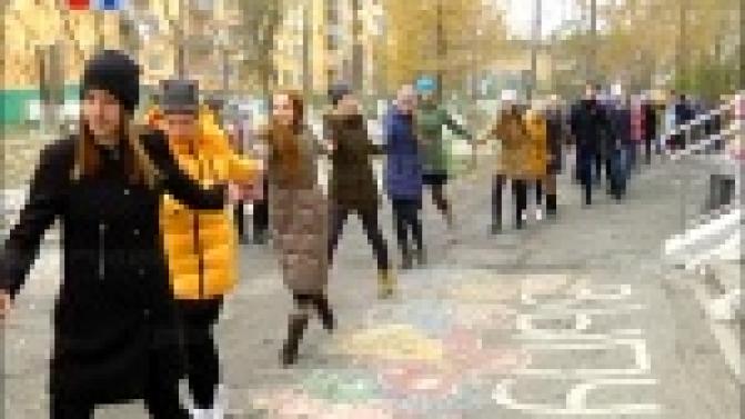 Гигантский хоровод устроили первоуральцы