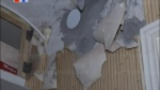 Жители многоэтажки по улице Емлина уже 20 лет страдают от сырости в квартире