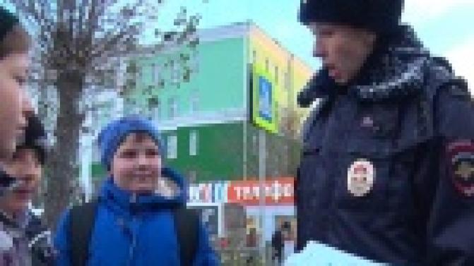Рассказать первоуральцам о правилах поведения на дороге решили ученики 32-ой школы