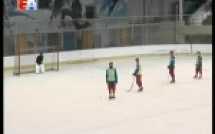 Пока нет большого льда, играют в "коробке"