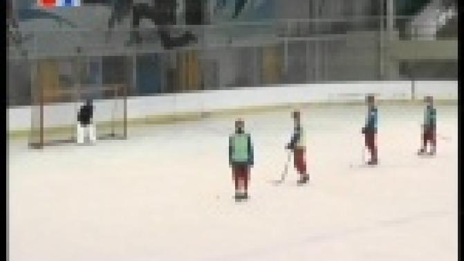 Пока нет большого льда, играют в "коробке"