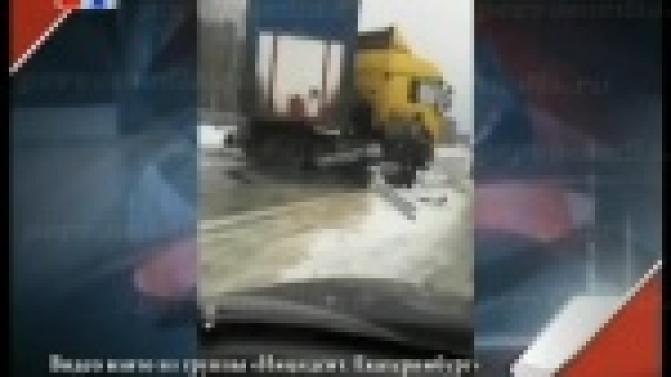 На трассе Екатеринбург-Пермь грузовая фура выехала на встречную полосу и снесла ограждение