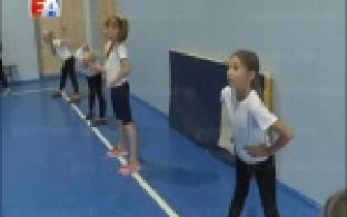 Активисты общественного движения "Первоуральск - город чемпионов" провели для школьников тренировку по рукопашному бою, футбольному фристайлу и легкой атлетике