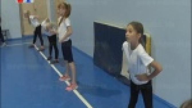 Активисты общественного движения "Первоуральск - город чемпионов" провели для школьников тренировку по рукопашному бою, футбольному фристайлу и легкой атлетике