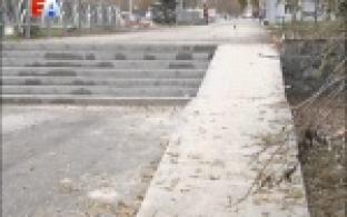 На улице Ленина продолжается реконструкция опасных спусков