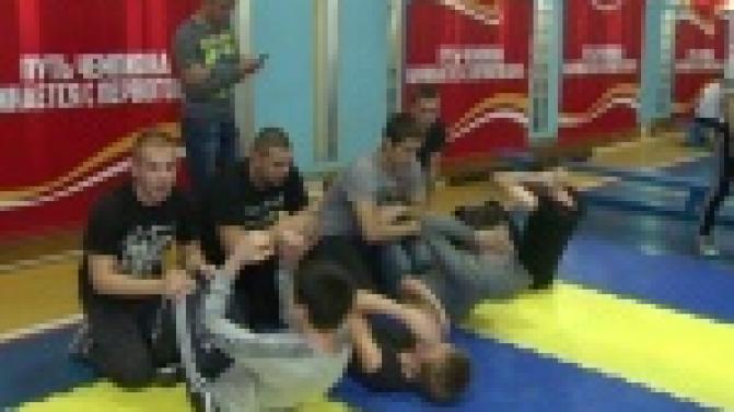 Состязались в гибкости и выносливости более 100 первокурскников