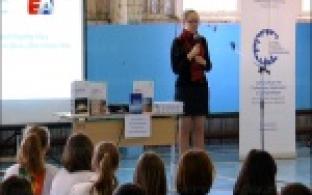 Посол русского языка в мире встретилась с первоуральскими школьниками