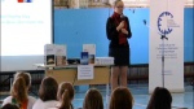 Посол русского языка в мире встретилась с первоуральскими школьниками