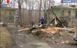 Жители старых двухэтажек на Трубников никак не могут избавиться от полуразрушенных построек