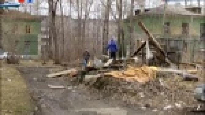 Жители старых двухэтажек на Трубников никак не могут избавиться от полуразрушенных построек