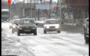 Автоинспекторы просят водителей и пешеходов быть осторожнее.