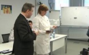 27 сотрудников Первоуральского Новотрубного завода получили студенческие билеты Уральского Федерального университета