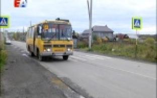 Школьники из поселка Самстрой вынуждены добираться до дома прямо по проезжей части: на центральной улице тротуары для пешеходов не предусмотрены