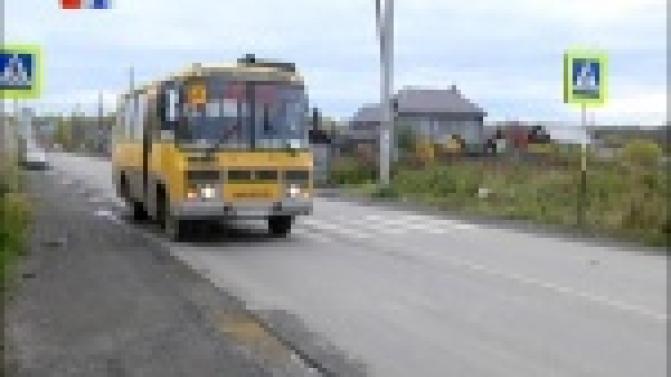 Школьники из поселка Самстрой вынуждены добираться до дома прямо по проезжей части: на центральной улице тротуары для пешеходов не предусмотрены