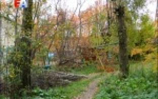 Жителям одного из дворов по проспекту Ильича он теперь напоминает полосу препятствий