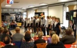 Школьники сделали подарок пенсионерам